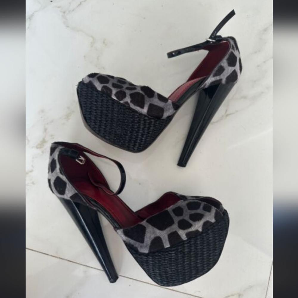 Giambattista Valli Italian Leopard Peep Toe Stiletto size 35